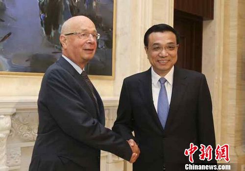 李克強在大連會見世界經濟論壇主席施瓦布（圖）