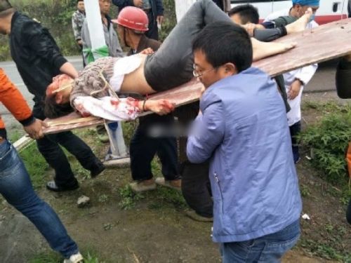 一輛客車墜河致15死傷