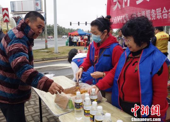 記者步行7公里直擊海口過海車輛大滯留（圖）