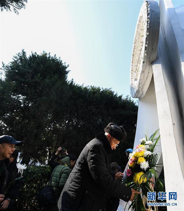 （社會）（2）抗戰(zhàn)老兵在南京祭奠遇難同胞