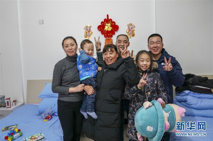 （新春走基層·圖片故事）（1）跨越2000公里的團圓路