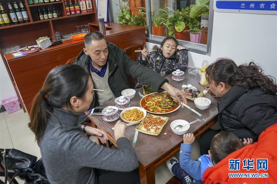 （新春走基層·圖片故事）（8）跨越2000公里的團圓路