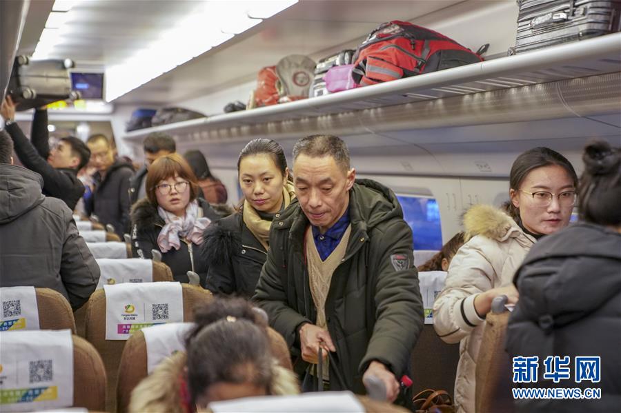 （新春走基層·圖片故事）（10）跨越2000公里的團(tuán)圓路