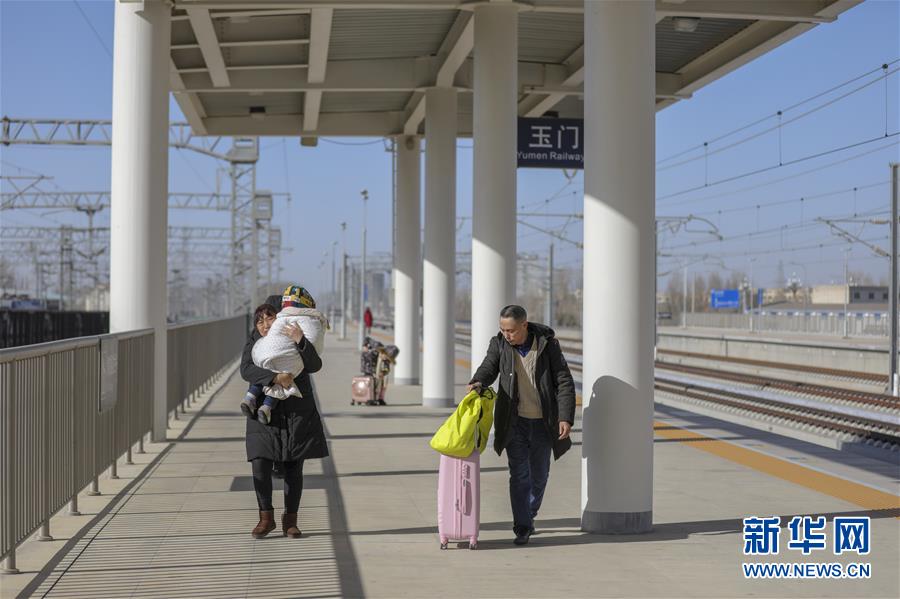（新春走基層·圖片故事）（11）跨越2000公里的團(tuán)圓路