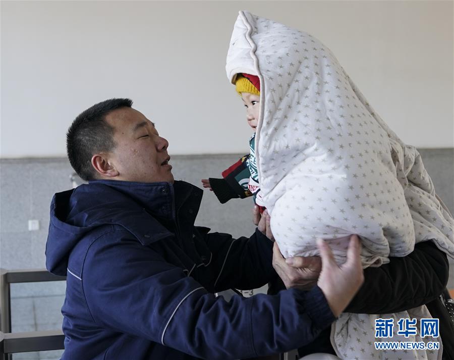 （新春走基層·圖片故事）（12）跨越2000公里的團圓路
