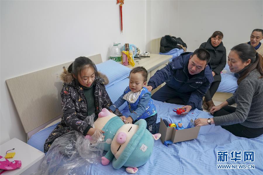 （新春走基層·圖片故事）（13）跨越2000公里的團圓路