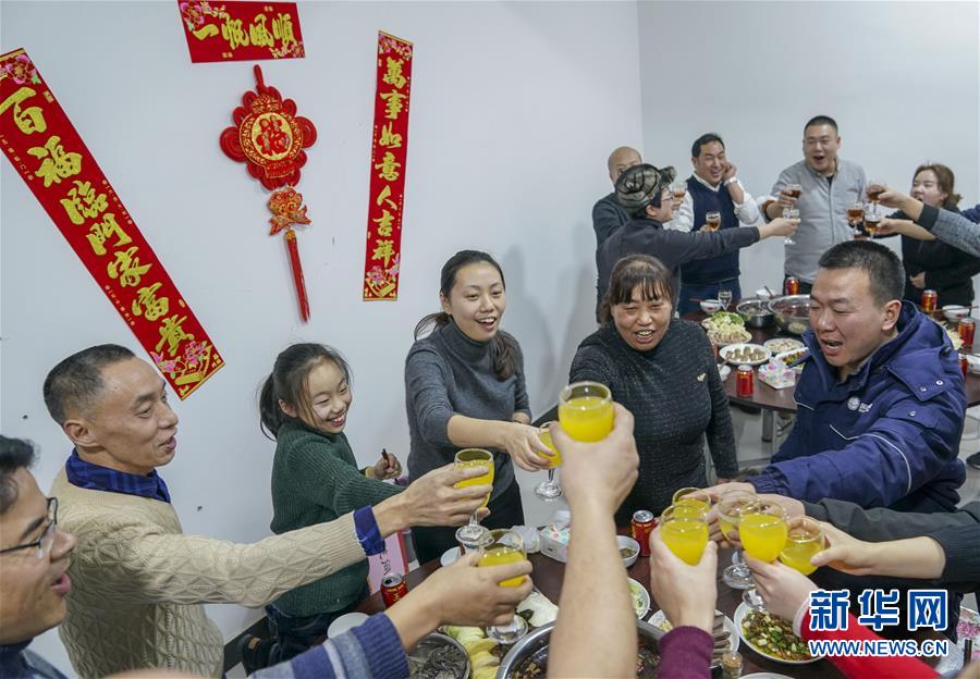 （新春走基層·圖片故事）（16）跨越2000公里的團圓路