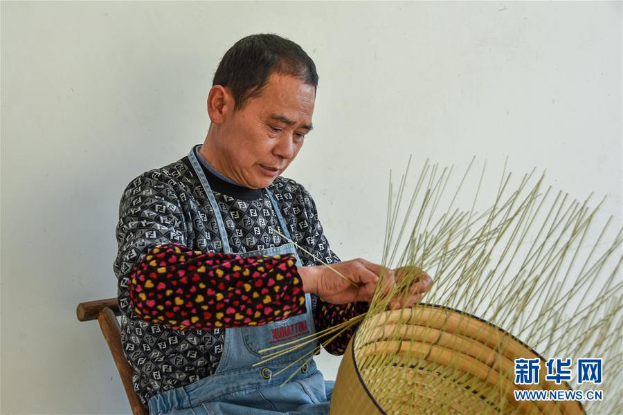 （脫貧攻堅·圖文互動）（1）湖南湘西：縷縷竹絲編織致富夢 
