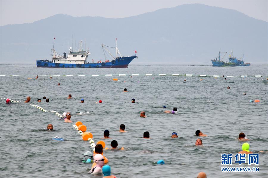 （社會(huì)）（1）青島：清理海灘迎客來(lái)