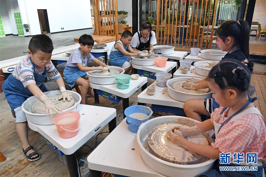 （社會）（1）“瓷都”娃娃暑期學陶藝