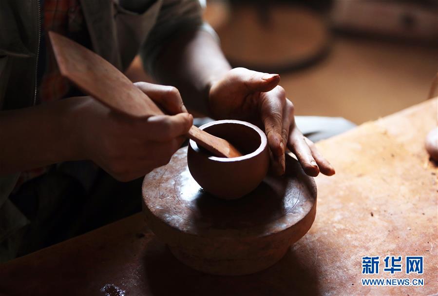 （決戰(zhàn)決勝脫貧攻堅(jiān)）（2）云南迪慶：傳統(tǒng)黑陶助力村民增收
