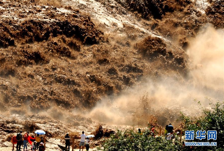 (社會)(1)壺口瀑布引游人