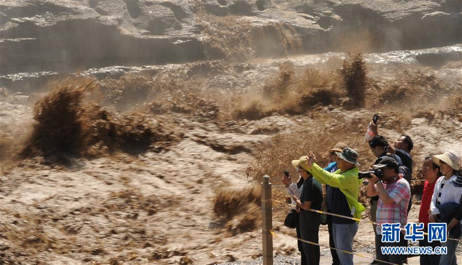 (社會)(2)壺口瀑布引游人