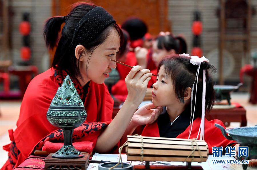 （文化）（4）西安：學童“開筆破蒙” 體驗傳統文化