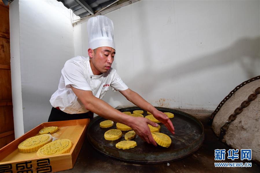（圖片故事）（10）傳承古法月餅制作技藝的年輕人