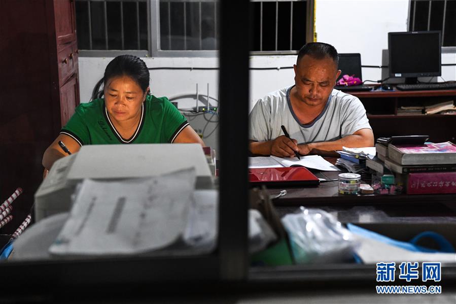 (圖片故事)(2)大山“夫妻學(xué)校”的堅(jiān)守