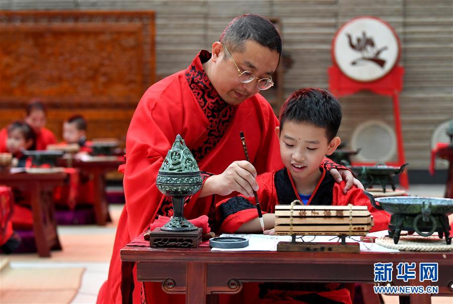 (文化)(3)西安:學童“開筆破蒙” 體驗傳統文化