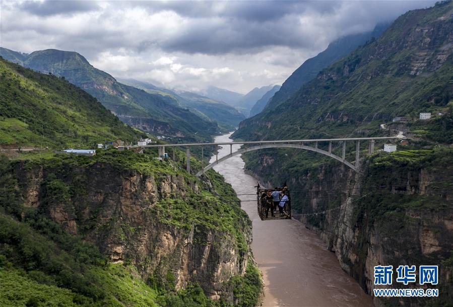 (走向我們的小康生活·圖片故事)(2)溜索為證 喜見變遷