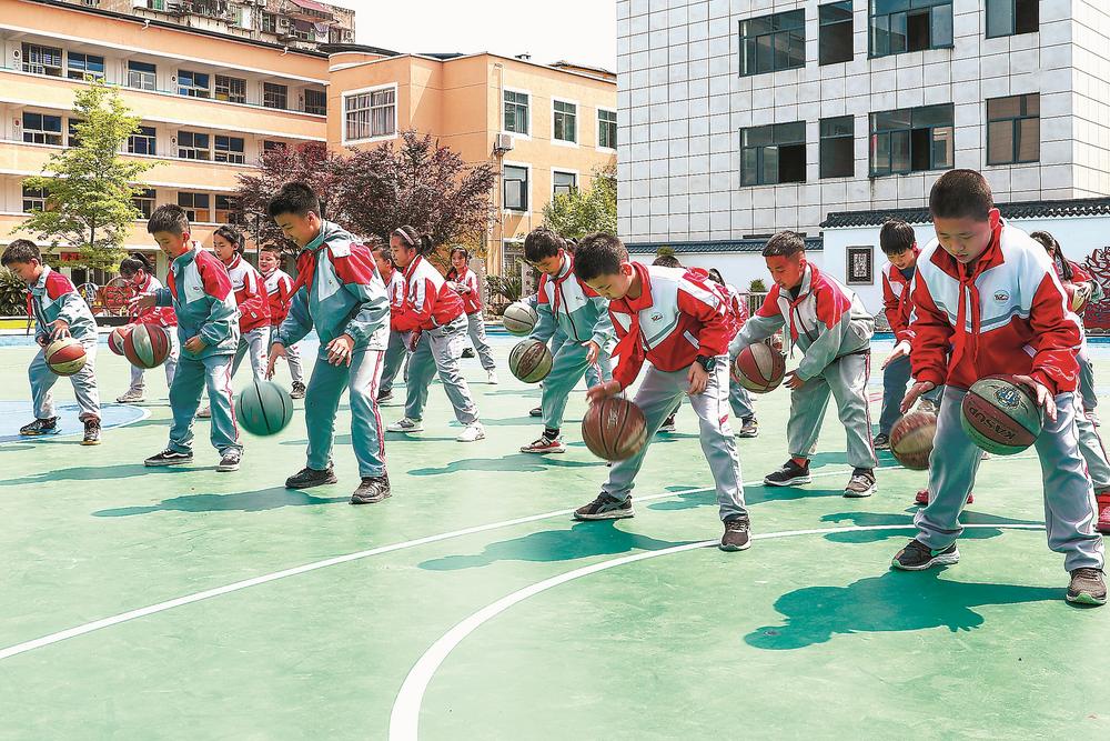 武夷山市余慶小學(xué)學(xué)生在體育課上進(jìn)行籃球訓(xùn)練