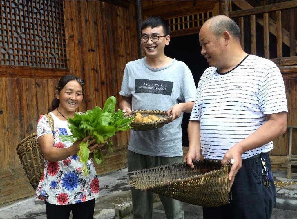 黨旗在基層一線高高飄揚丨他用實干筑起民生“連心橋”