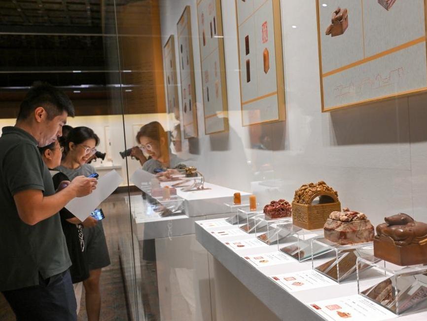 北京中軸線篆刻作品在故宮展出