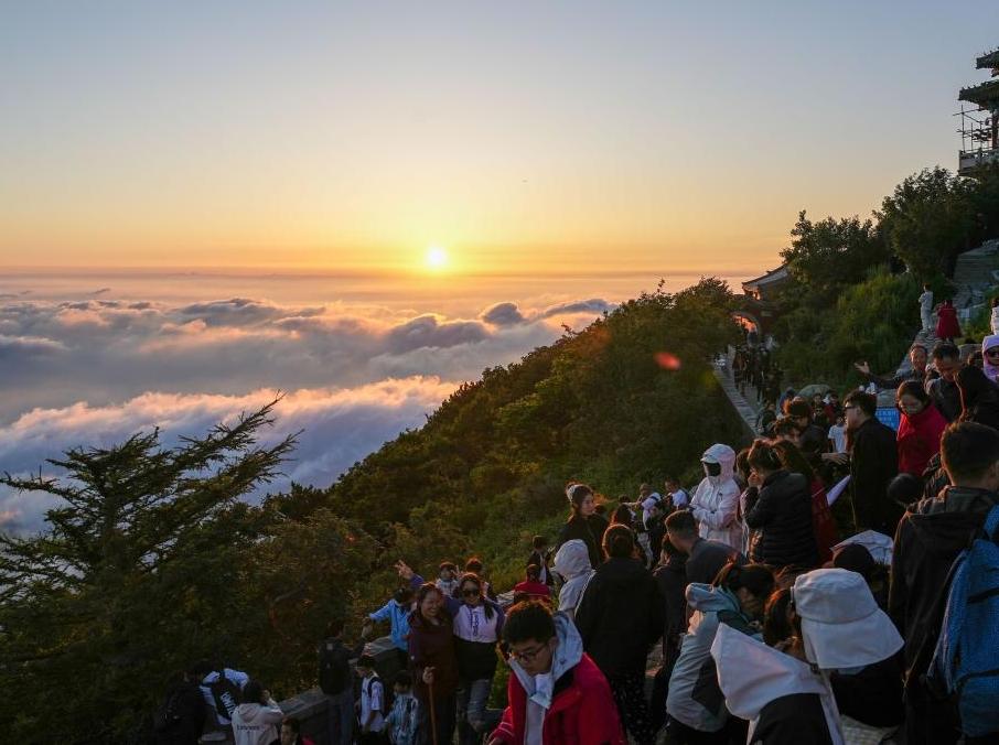 山東泰安：暑期泰山游客旺