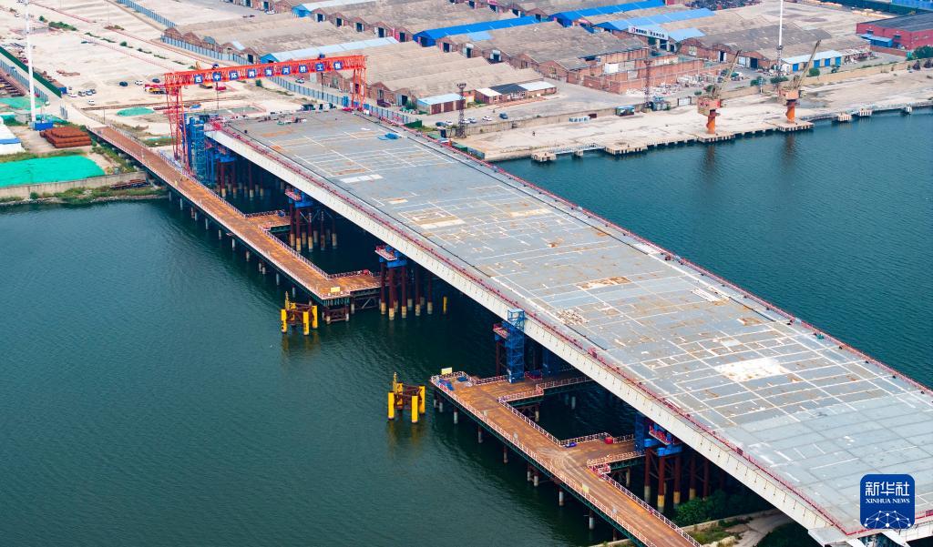 萬噸級跨海河主橋鋼箱梁精準就位