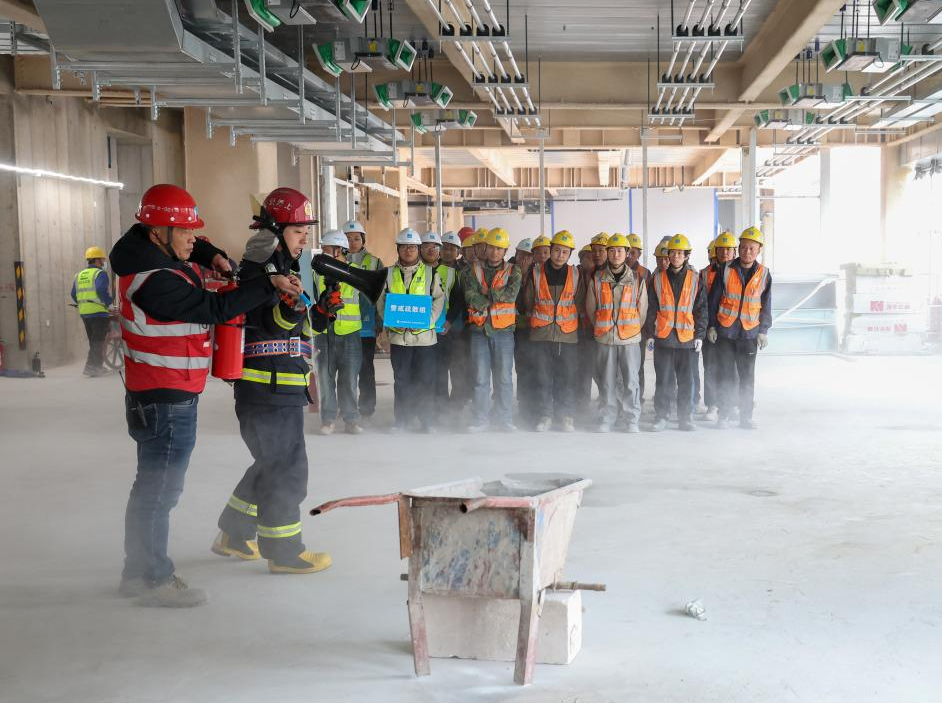 上海開展高層建筑滅火救援實戰演練