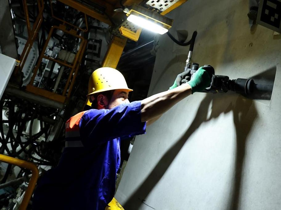 在長江底前進 “領航號”高鐵盾構機掘進突破10000米