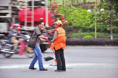 車禍后玻璃碎滿地司機欲走環衛工強行攔車受傷