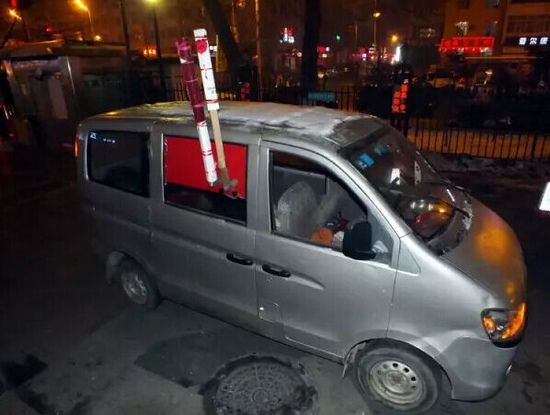 一家五口蝸居面包車內燒爐子中毒男嬰尚未脫險