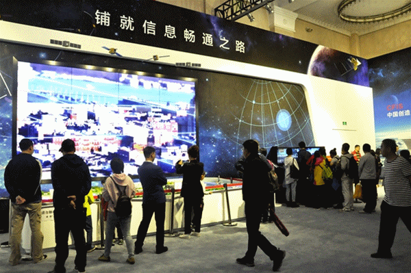 【砥礪奮進的五年 大型成就展】點贊網信事業(yè)新成就 觀眾為這些科技應用打Call