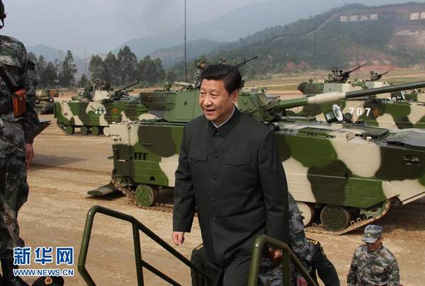 習近平在廣州軍區某部訓練場登上兩棲突擊車了解裝備情況。