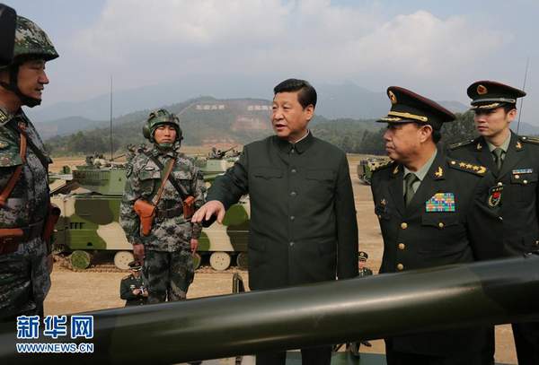 資料圖：習近平在廣州軍區某部訓練場登上兩棲突擊車了解裝備情況。