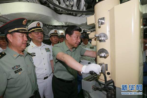 習近平視察某新型潛艇，了解武器裝備性能。新華社記者 李剛 攝