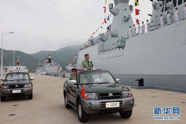 習近平檢閱水兵儀仗隊后，登上敞篷車，在雄壯的閱兵曲中依次檢閱岳陽艦、衡水艦、玉林艦等艦艇。
