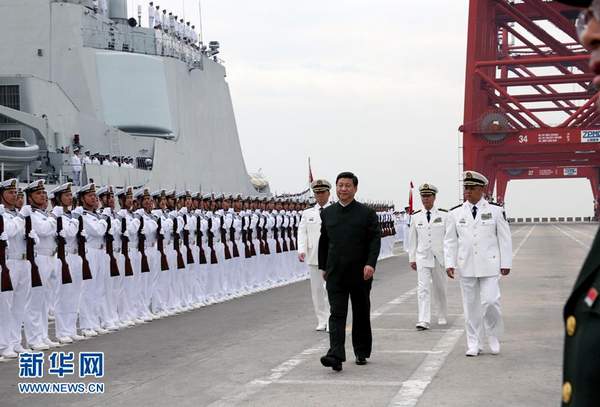 習近平考察海軍“海口艦”時檢閱儀仗隊。