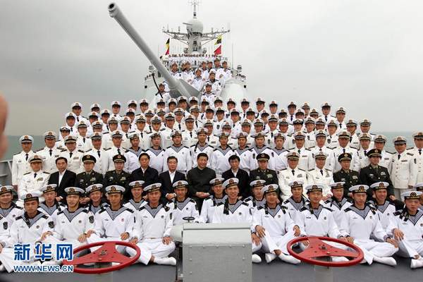 習近平在海軍“海口艦”考察時與官兵合影。