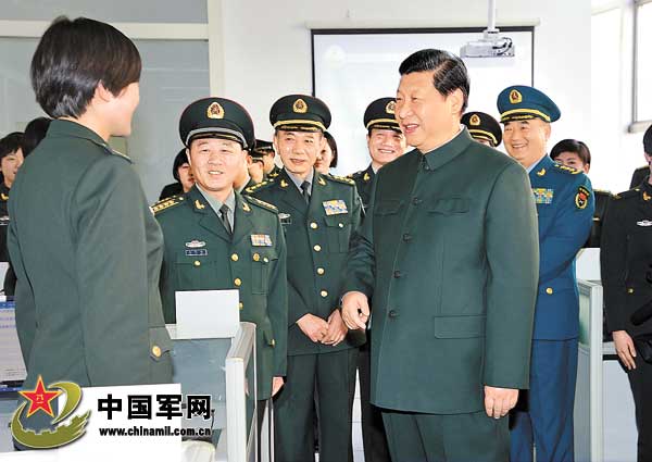 習近平來到蘭州軍區某通信團執勤機房，看望正在值班的官兵，詳細了解她們的學習、工作情況。解放軍報記者岱天榮攝