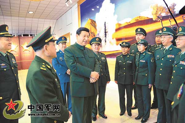 習近平與酒泉衛星發射中心技術人員和部隊官兵親切交談。解放軍報記者岱天榮攝