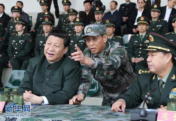 習近平在廣州軍區某部訓練場觀摩實兵實彈演練。