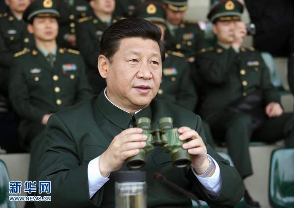 習近平在廣州軍區某部訓練場觀摩實兵實彈演練。