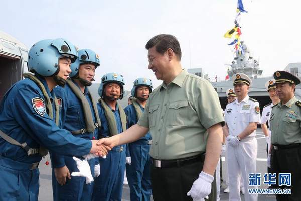 習(xí)近平在井岡山艦上與艦載直升機(jī)飛行員親切握手。