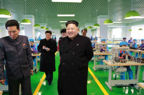 金正恩視察皮鞋廠測量皮鞋重量提出指示（圖）