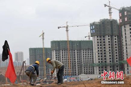 資料圖。山西太原，民工在一建筑工地作業。中新社記者 武俊杰 攝