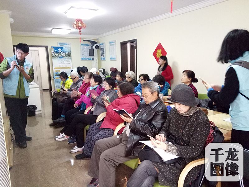 智能手機課上，老年人們認真的聽講，做筆記。圖為奧運村街道綠色家園社區養老驛站內老人們上智能手機課 驛站供圖