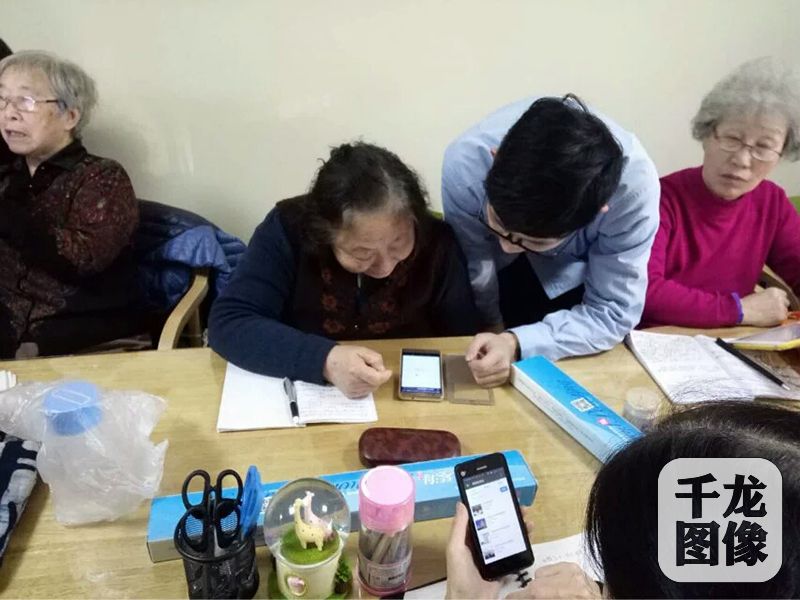 不僅網絡原住民熱情的擁抱互聯網，越來越多銀發族也積極的搭乘“互聯網 ”這輛快車。圖為志愿者教老年人使用智能手機 驛站供圖