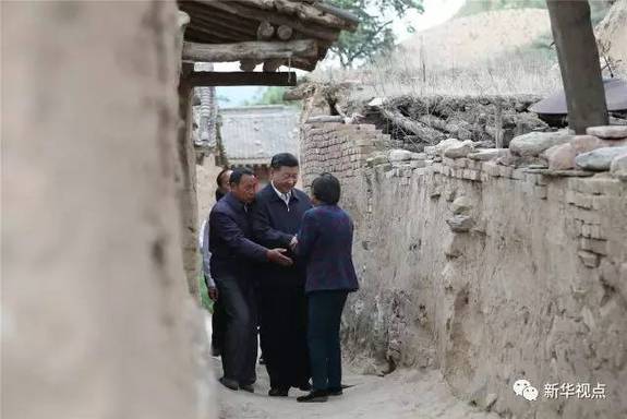 習近平：請鄉親們同黨中央一起 擼起袖子加油干