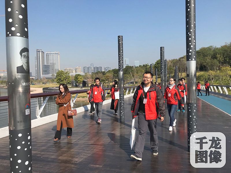 人才星光橋上立了80根人才星光柱，上面印刻著來到深圳的諾貝爾獎得主、全職院士等，該橋成為全世界“含金量”最高的一座橋。圖為深圳人才公園內(nèi)的人才星光橋。千龍網(wǎng)記者 查甜甜攝
