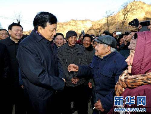 1月11日至14日，中共中央政治局常委、中央書記處書記劉云山在陜西延安、榆林兩地就貫徹落實黨的十八大精神、開展群眾路線教育實踐活動進行調研。這是1月11日，劉云山在延川縣禹居鎮農村調研時與群眾親切交談。 新華社記者饒愛民攝